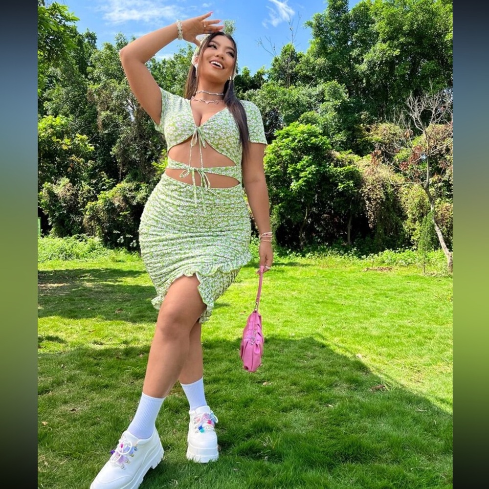 Floral Knot Front Cut Out Tulip Hem
Bodycon Dress 1x